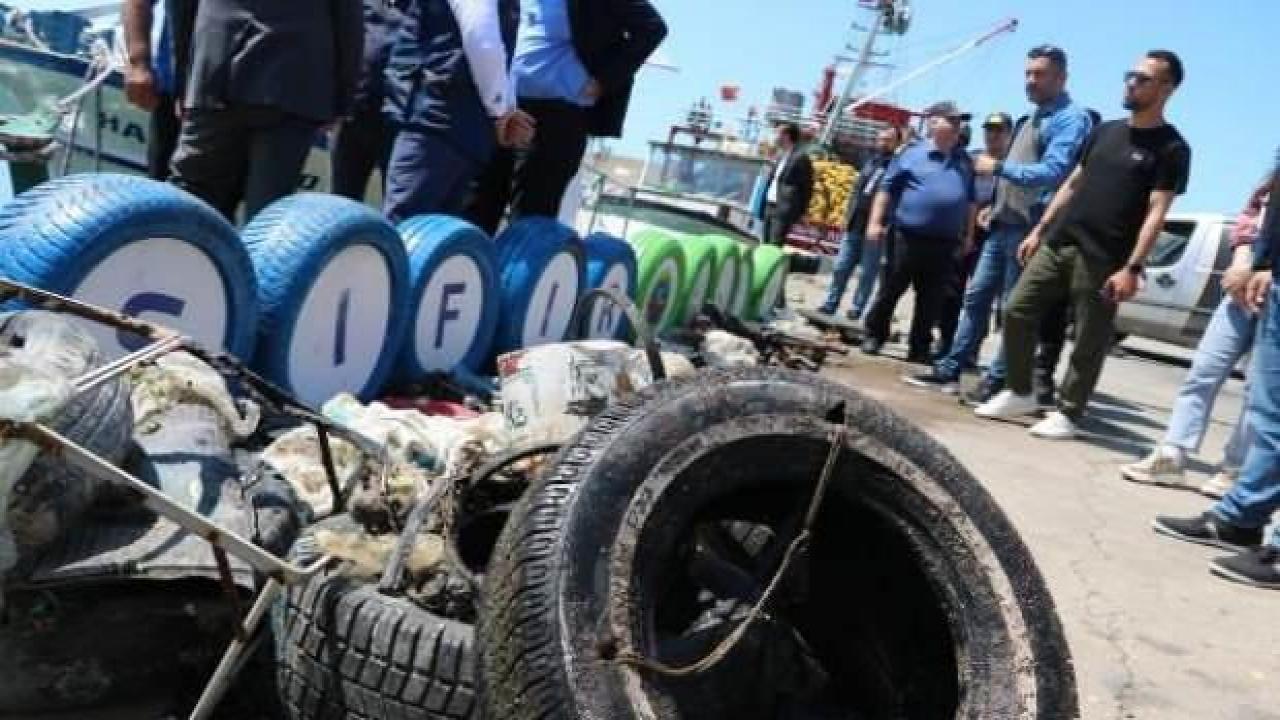 Dalgıçlar, limandan 1 ton çöp çıkardı
