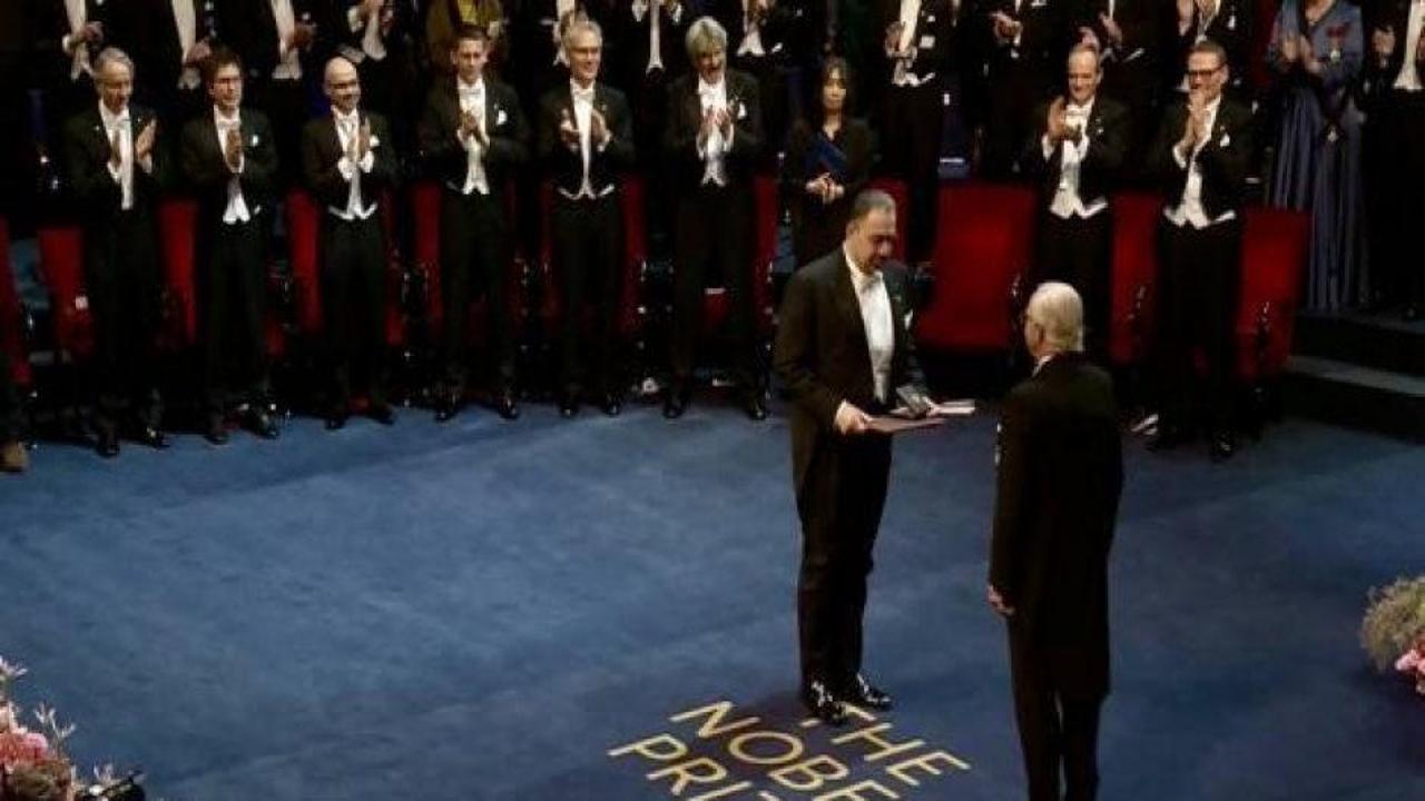 Daron Acemoğlu Nobel Ekonomi Ödülü'nü aldı! Kral takdim etti