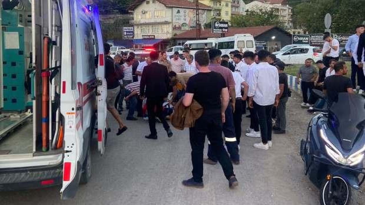 Davulcu, davul çalarken düğün konvoyundaki kamyonetten düştü
