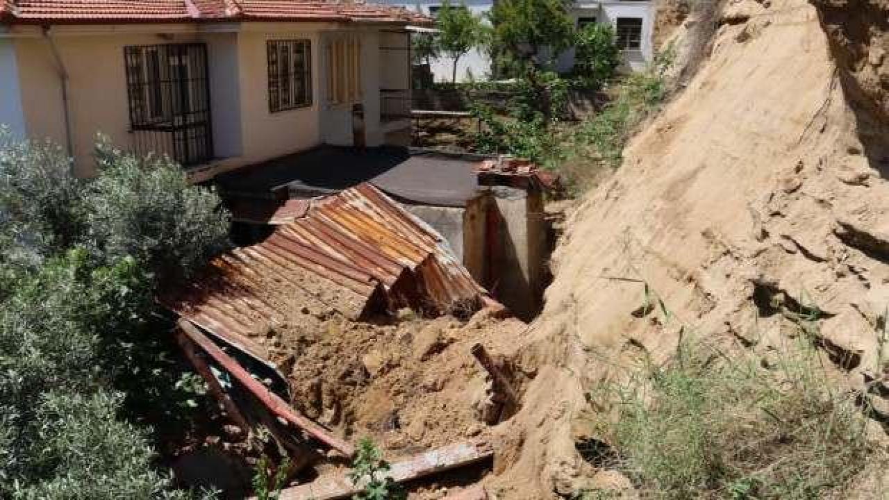 Denizli'de heyelan: İki evde hasar oluştu