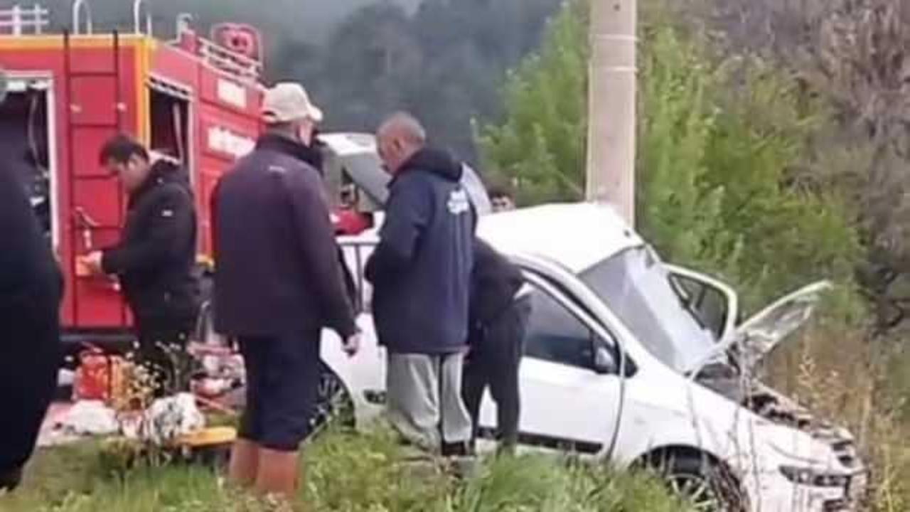 Denizli’de otomobil elektrik direğine çarptı; 2 ölü, 1 yaralı