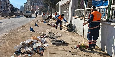 Deprem bölgesinde temizlik ve dezenfeksiyon çalışması yapılıyor