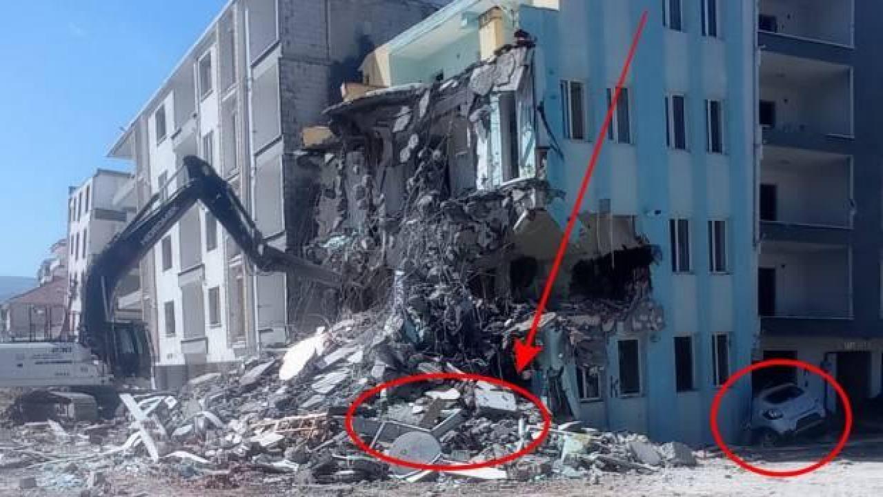 Deprem bölgesinde tepki çeken yıkım! Yarısı sağlam araçları hurdası için mi pert ettiler?