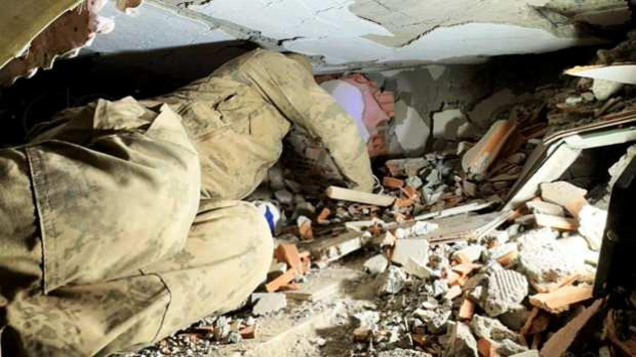 Deprem enkazındaki 13 yaşındaki Esma, ekiplere söyledikleriyle gözyaşına boğdu!