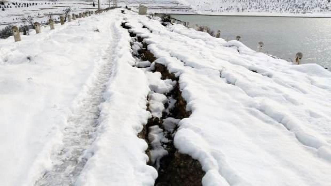 Deprem sonrası çatlaklar oluşan baraj tahliye ediliyor