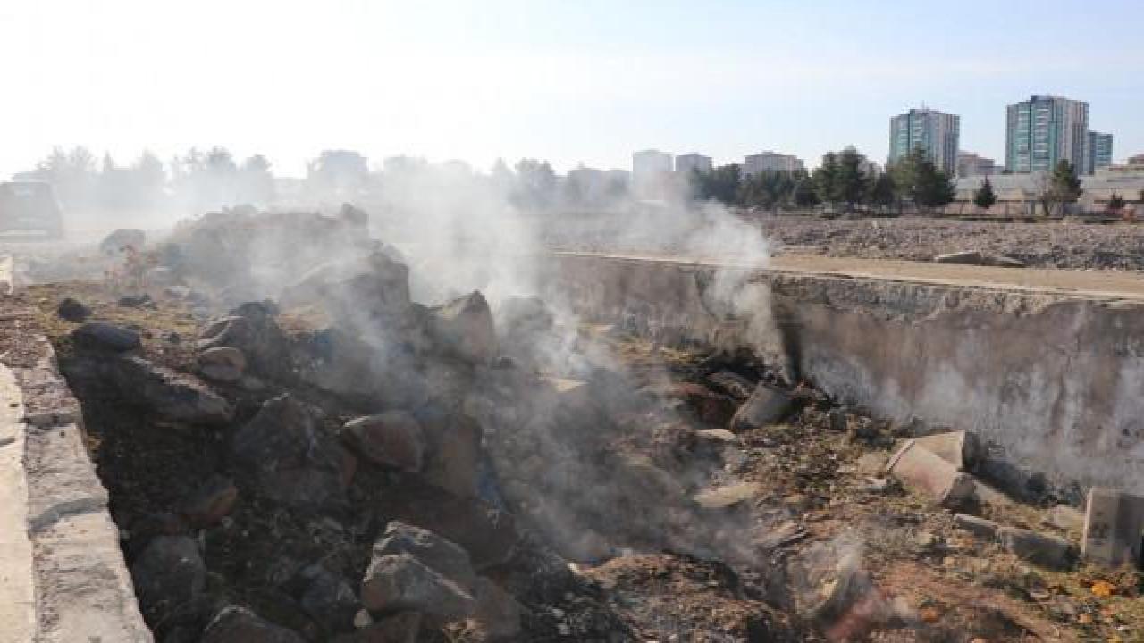 Deprem sonrası endişelendiren görüntü: Yerin altından duman çıkıyor