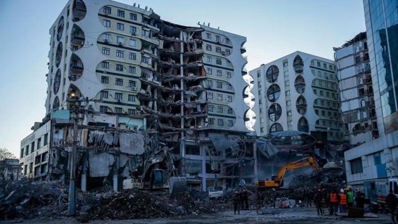 Depremde yıkılan sitenin müteahhidi hayatını kaybetti