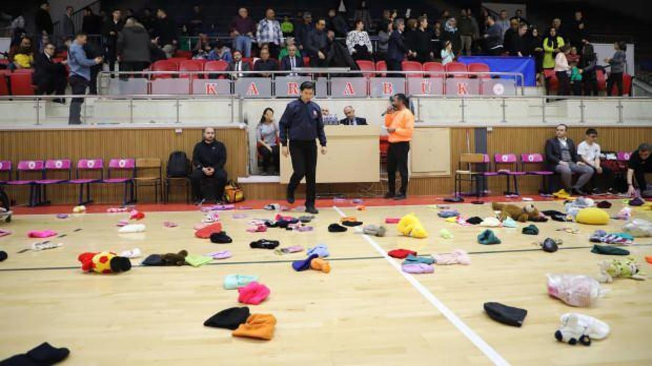 Depremzede çocuklar için parkeyi oyuncak yağmuruna tuttular