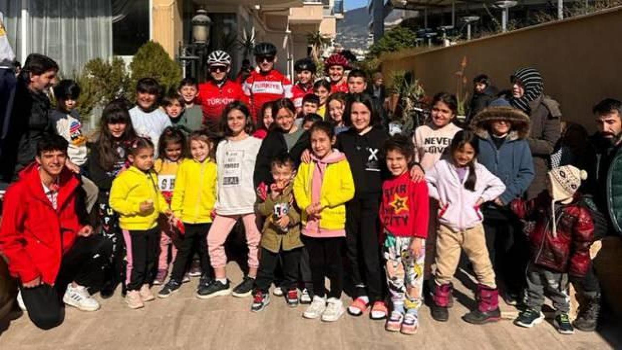 Depremzede çocuklara bisiklet dağıtıldı
