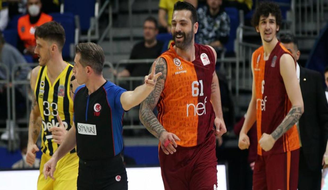 Derbide Galatasaray, Fenerbahçe'yi devirdi!