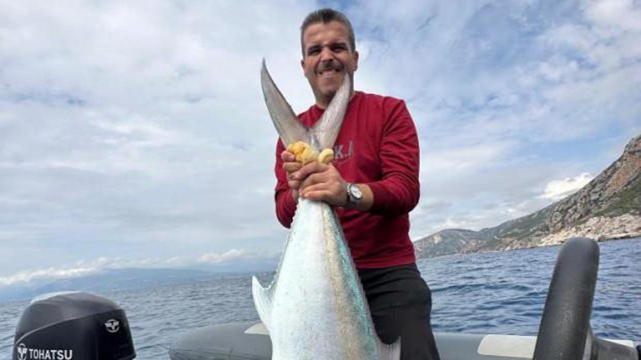 Devasa akya balığını yarım saatte botuna çekebildi