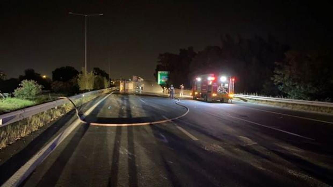 Devrilen doğalgaz yüklü tırda patlama riski: Otoban trafiğe kapatıldı