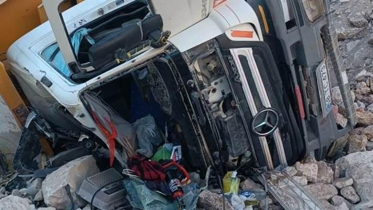 Devrilen hafriyat kamyonunun şoförü hayatını kaybetti
