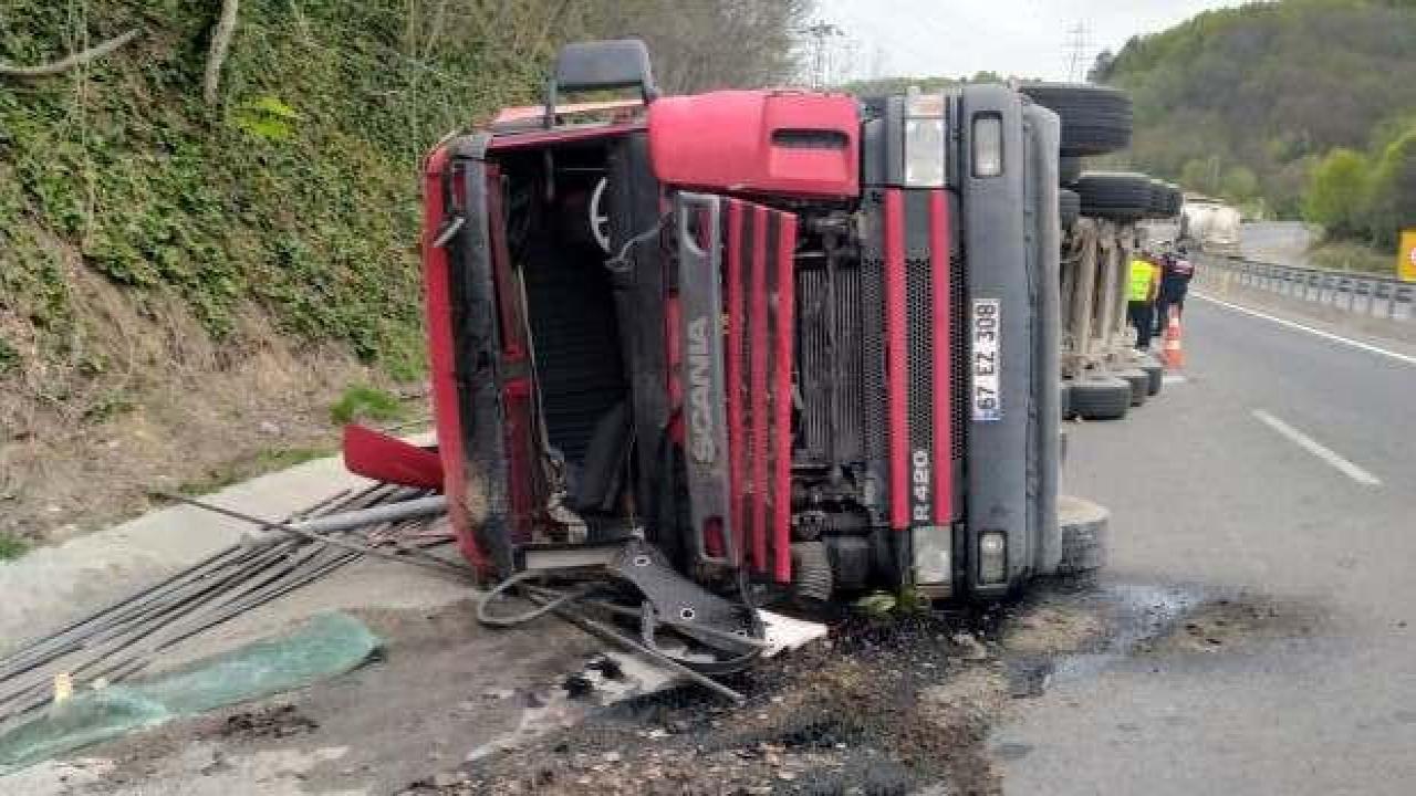 Devrilen TIR'dan fırlayan şoför hayatını kaybetti