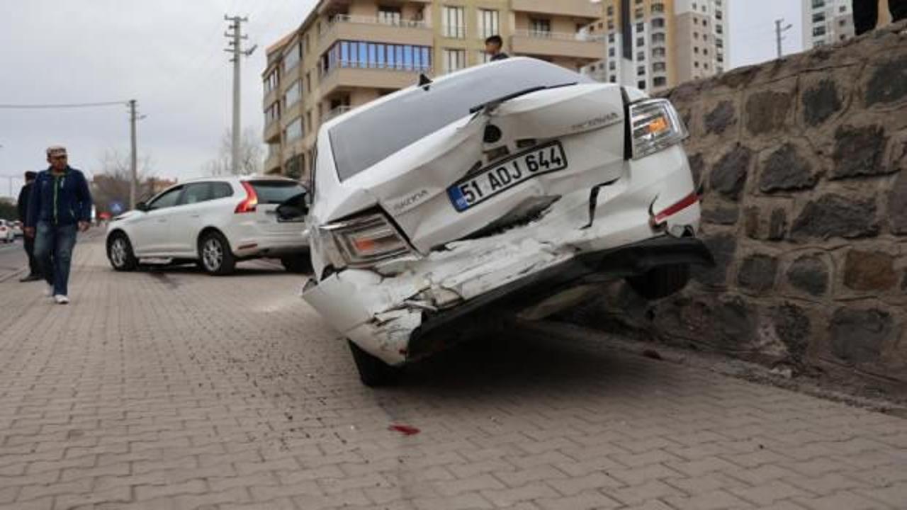 Direksiyonda rahatsızlanan sürücü kazaya neden oldu: 4 yaralı