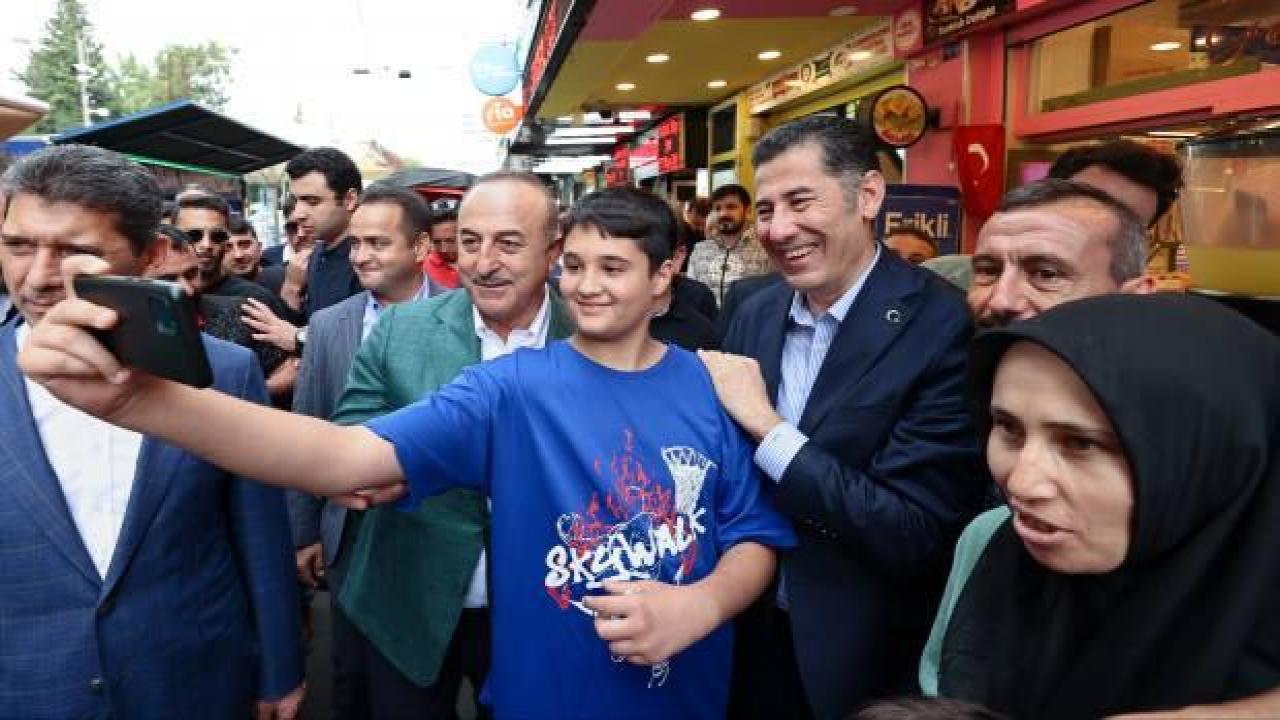 Dışişleri Bakanı Mevlüt Çavuşoğlu ile Sinan Oğan, Antalya'da vatandaşlarla buluştu