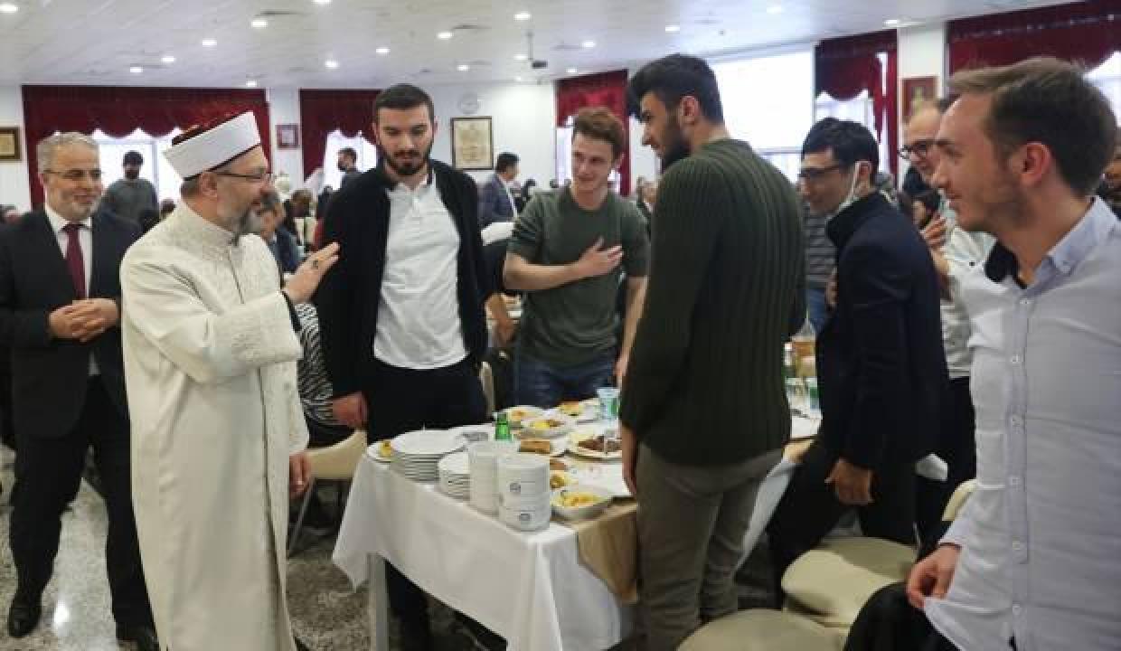 Diyanet İşleri Başkanı Erbaş iftarda gençlerle buluştu