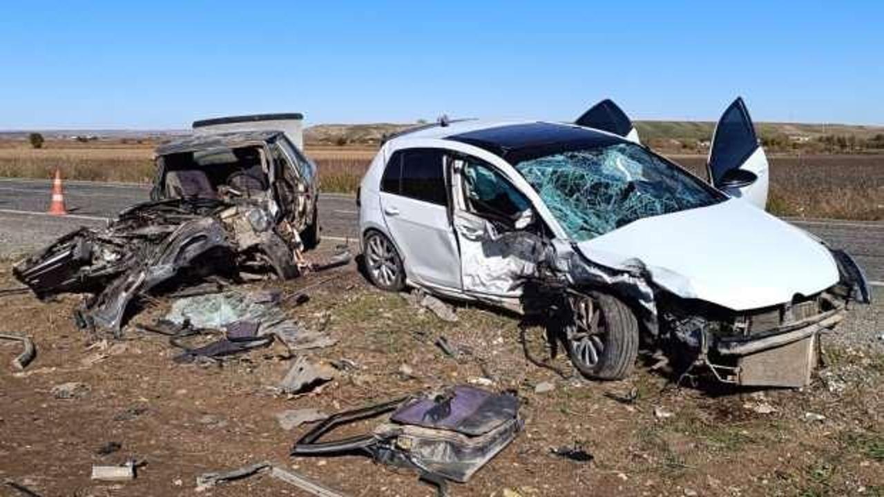 Diyarbakır'da feci kaza: İki otomobil çarpıştı, 2 kişi öldü, 1 kişi yaralandı