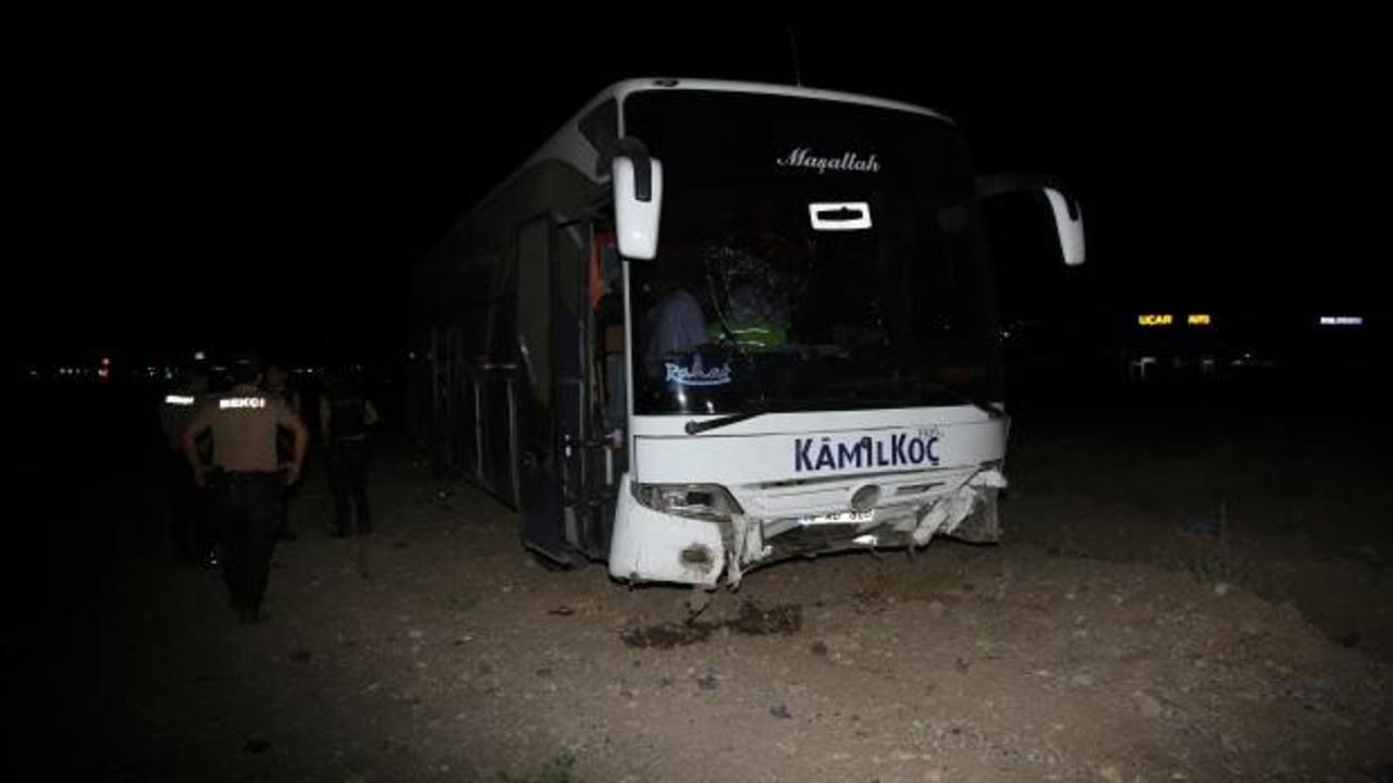 Diyarbakır'da yolcu otobüsü refüje çarptı, 18 kişi yaralandı