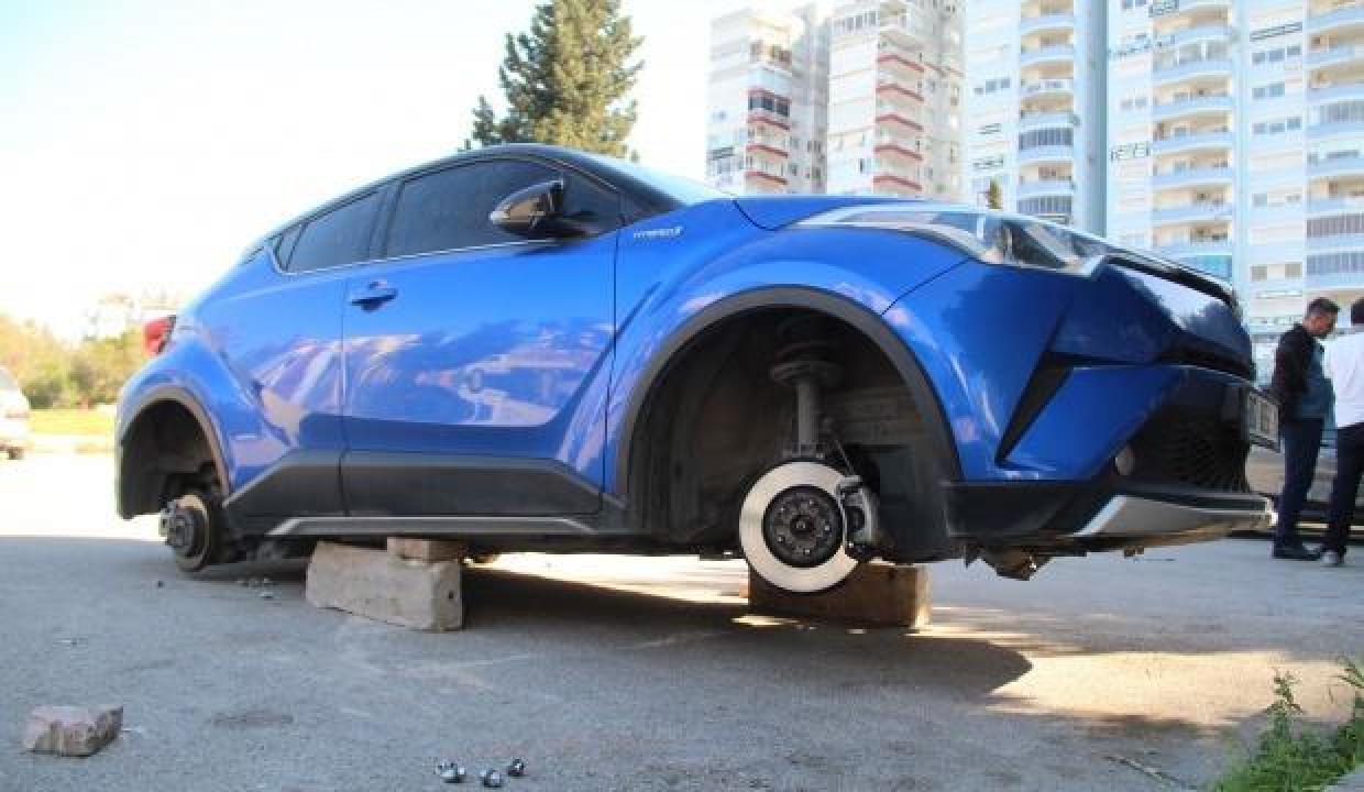 Dört lastiğini birden çaldılar! Sahibi aracının son halini görünce şoke oldu