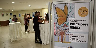 Down Sendromlu Kaan’ın Resimleri Kartal Belediyesi’nde Sergileniyor