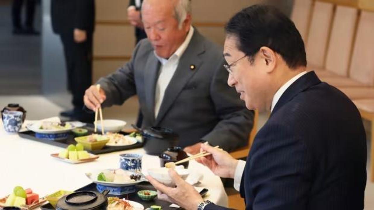 Dünya bu öğle yemeğini konuşuyor: Japon başbakan kanıtlamak için paylaştı