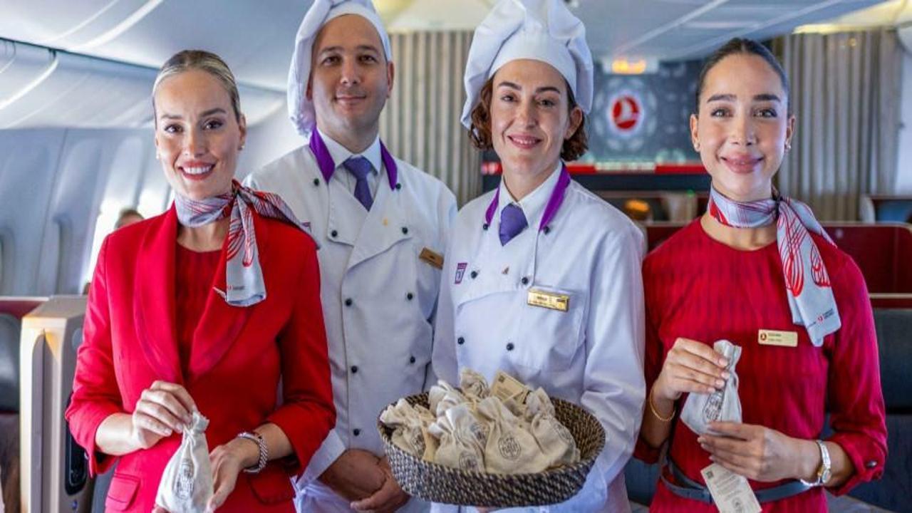 Dünyanın ilk ekmeği THY yolcularına ikram edildi