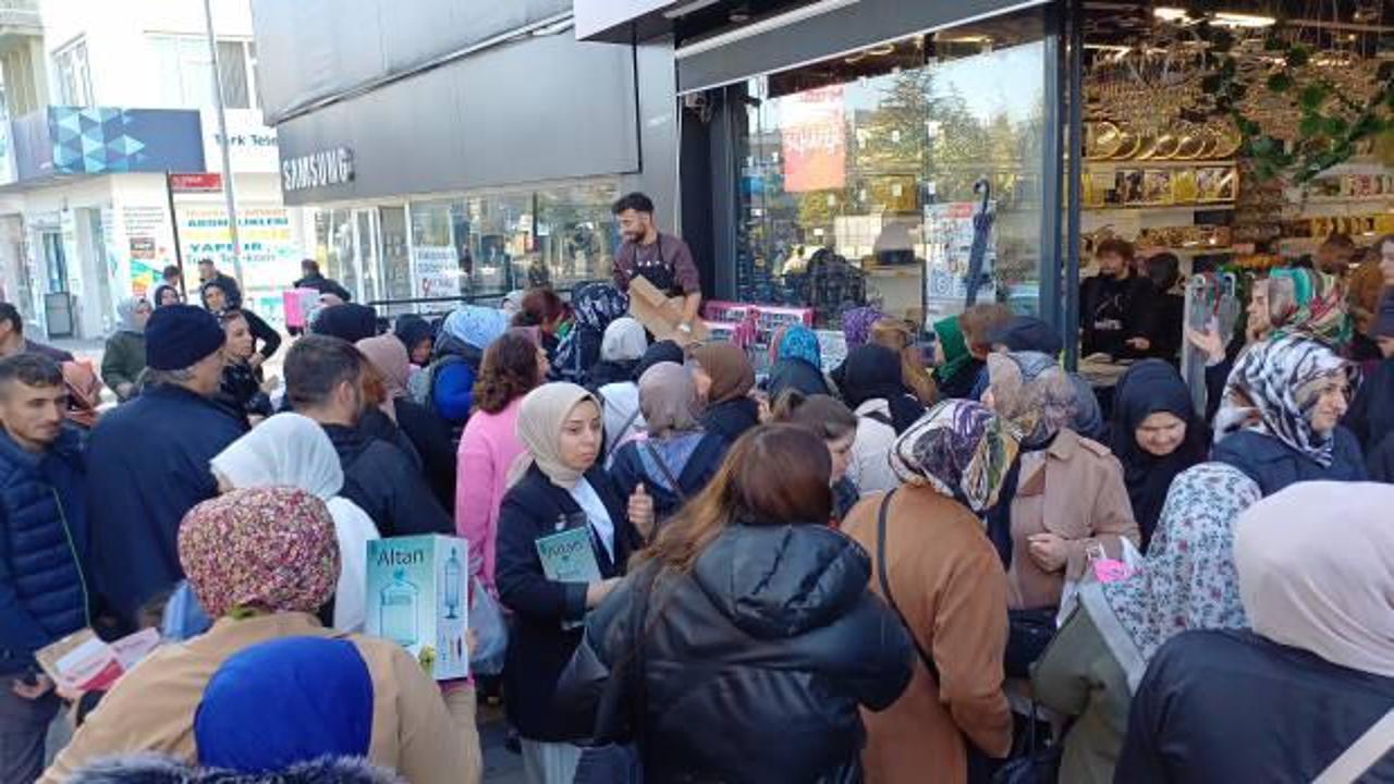 Düzce’de indirim yapan bir mağazada izdiham