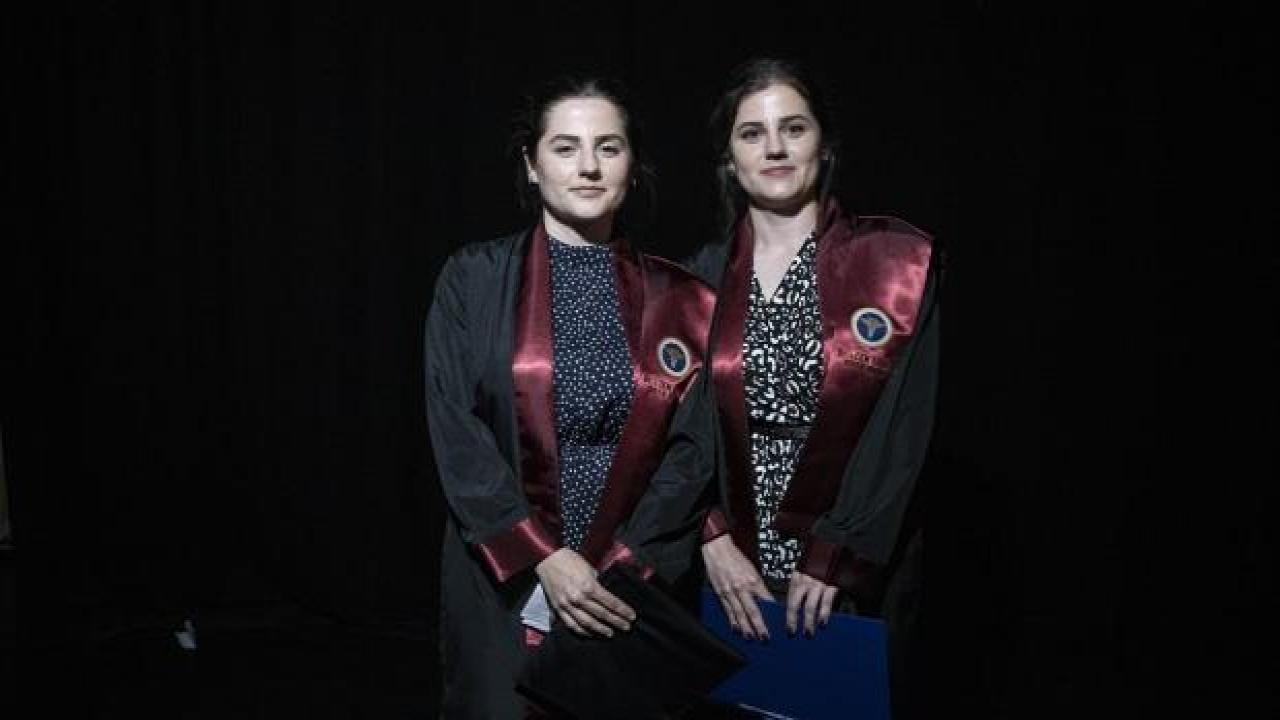 Eğitim hayatları birlikte geçen ikizler Tıp'ı da birlikte bitirdi