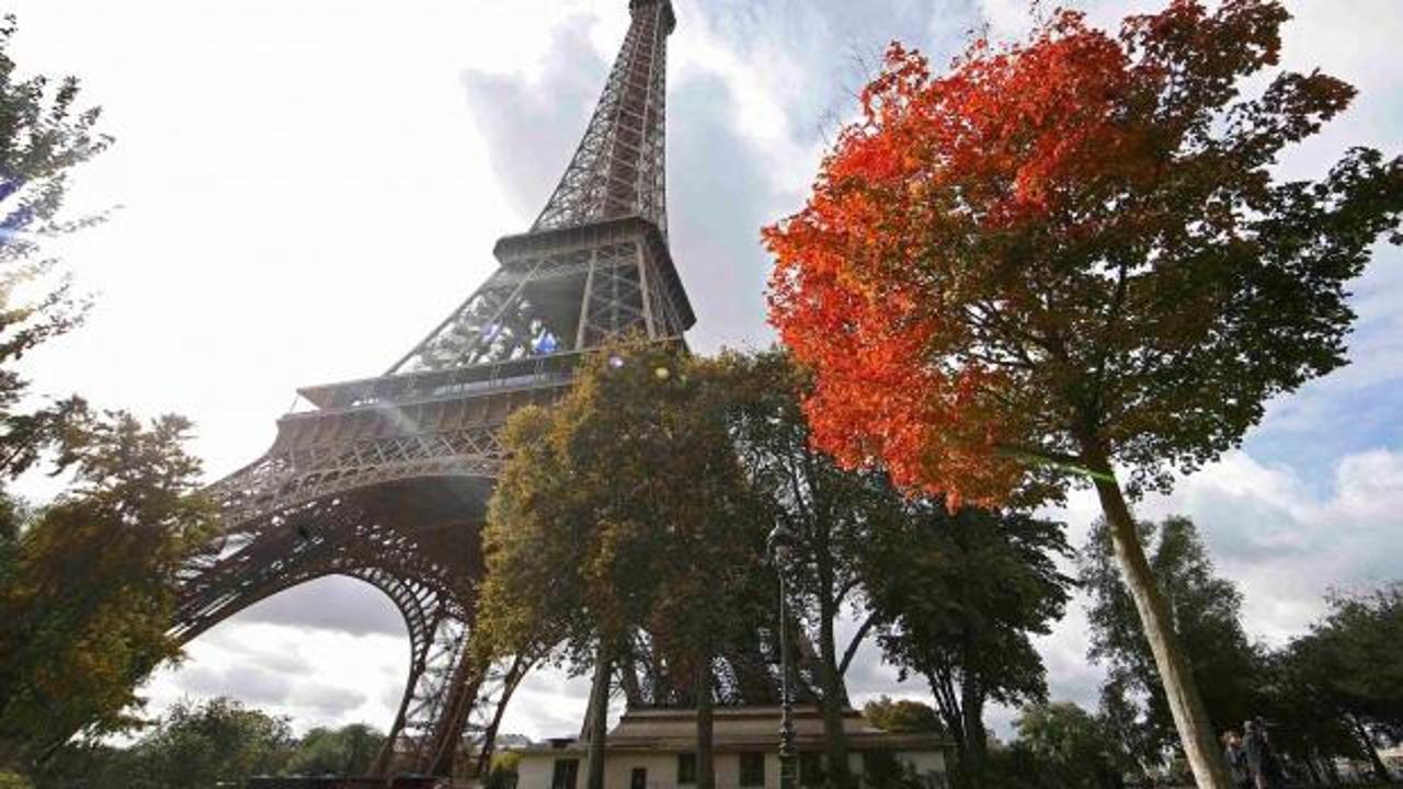 Eiffel Kulesinin dibinde 27 yaşındaki kadın 5 kişinin tecavüzüne uğradı