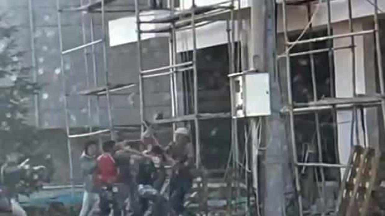 El arabasında anlaşmazlık yaşayan inşaat işçileri böyle kavga etti