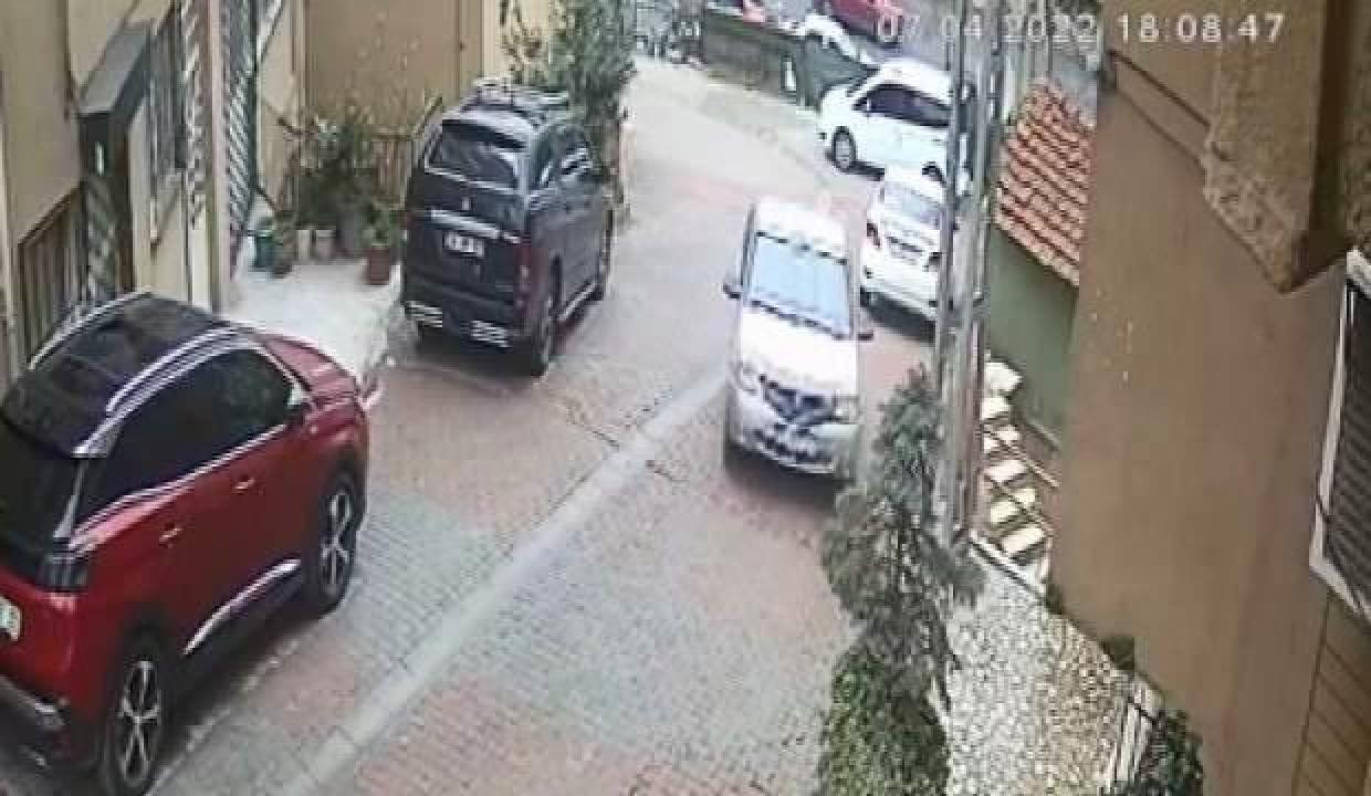 El freni çekilmeyen otomobil yokuştan kayıp otoparka düştü
