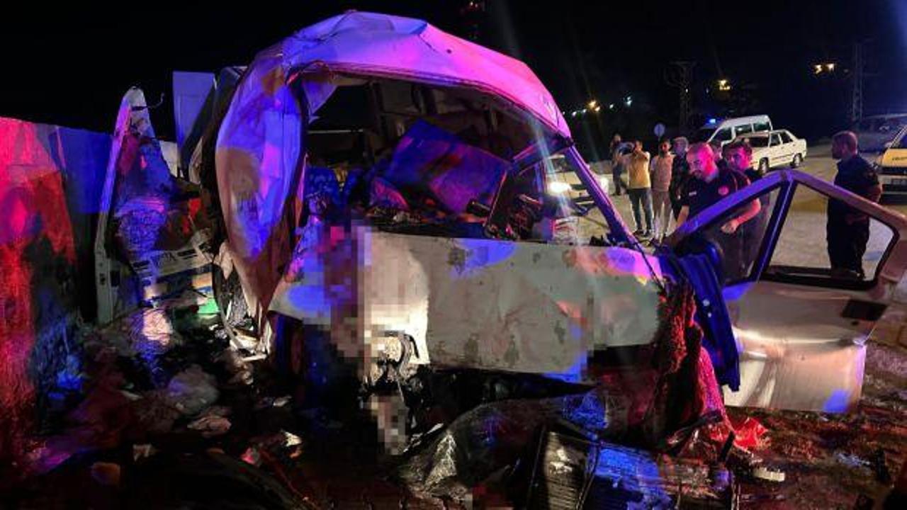 Elazığ'da minibüs istinat duvarına çarptı: 1 ölüi 7 yaralı