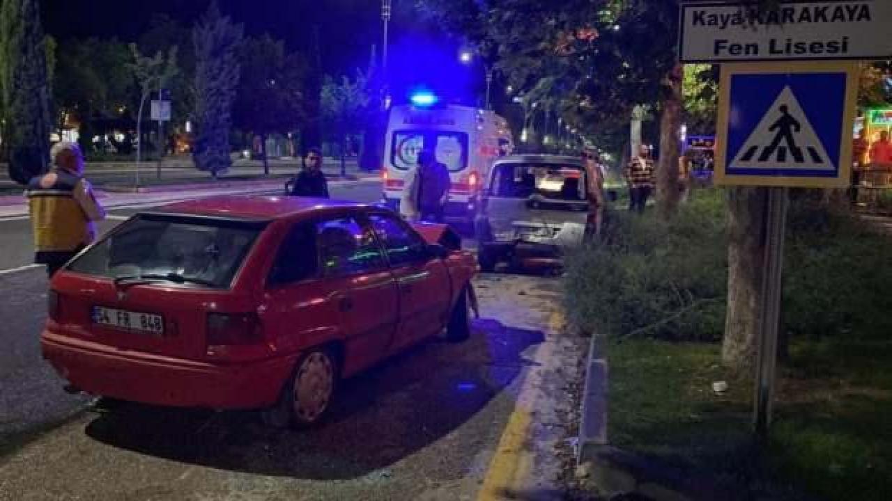 Elazığ’da otomobil park halindeki ticari araca çarptı: 1 yaralı