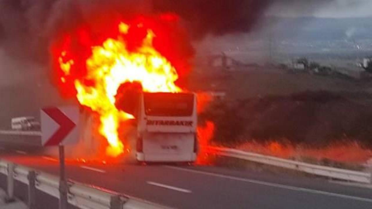 Elazığ'da seyir halindeki bir yolcu otobüsü tamamen yandı