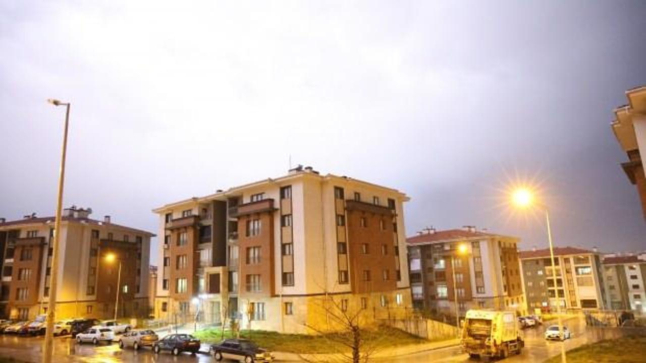 Elazığ'da şimşekler geceyi aydınlattı