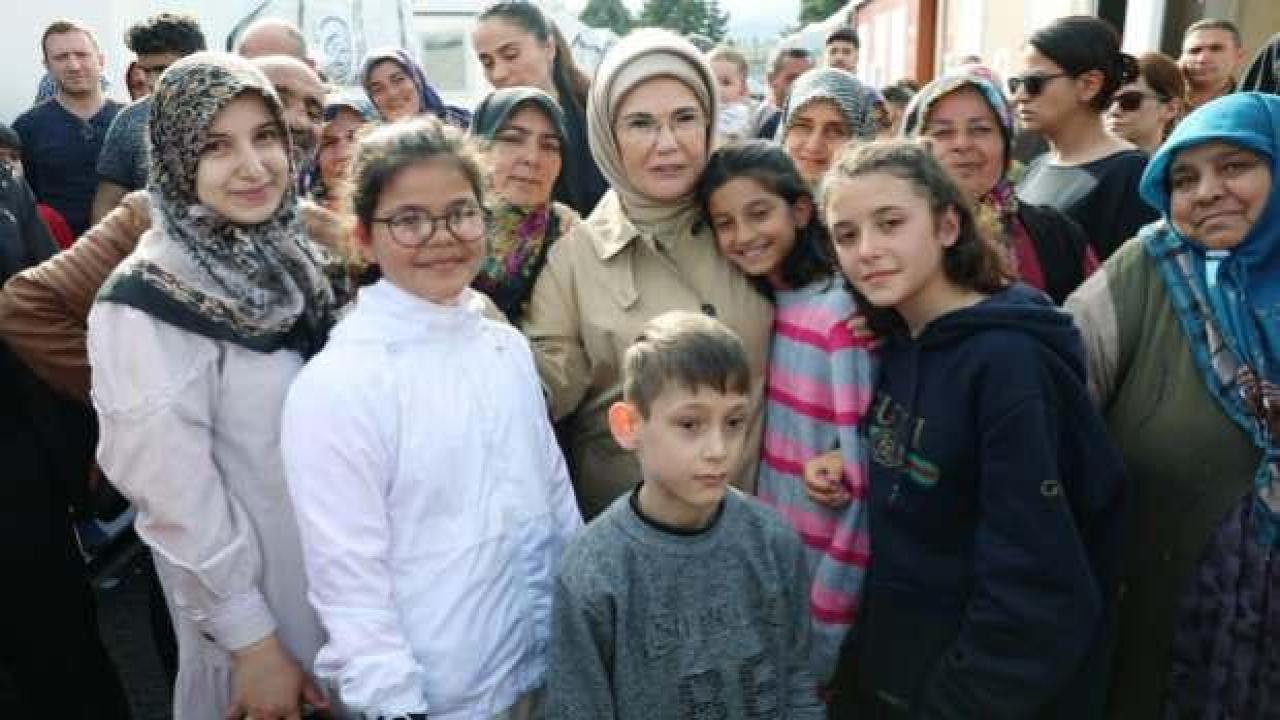 Emine Erdoğan depremzedelerle bir araya geldi