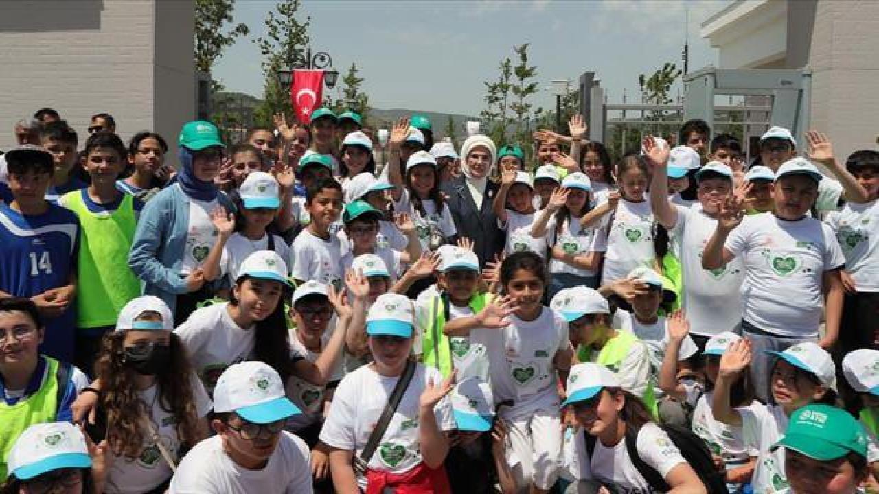 Emine Erdoğan, Kızılcahamam'da gençlerle çevre yürüyüşüne katıldı