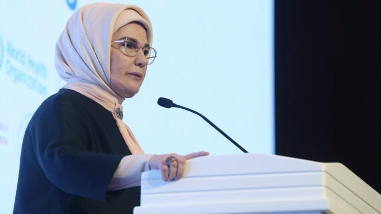 Emine Erdoğan, Tekirdağ'da okul bahçesinde çilek yetiştiren öğrencileri tebrik etti