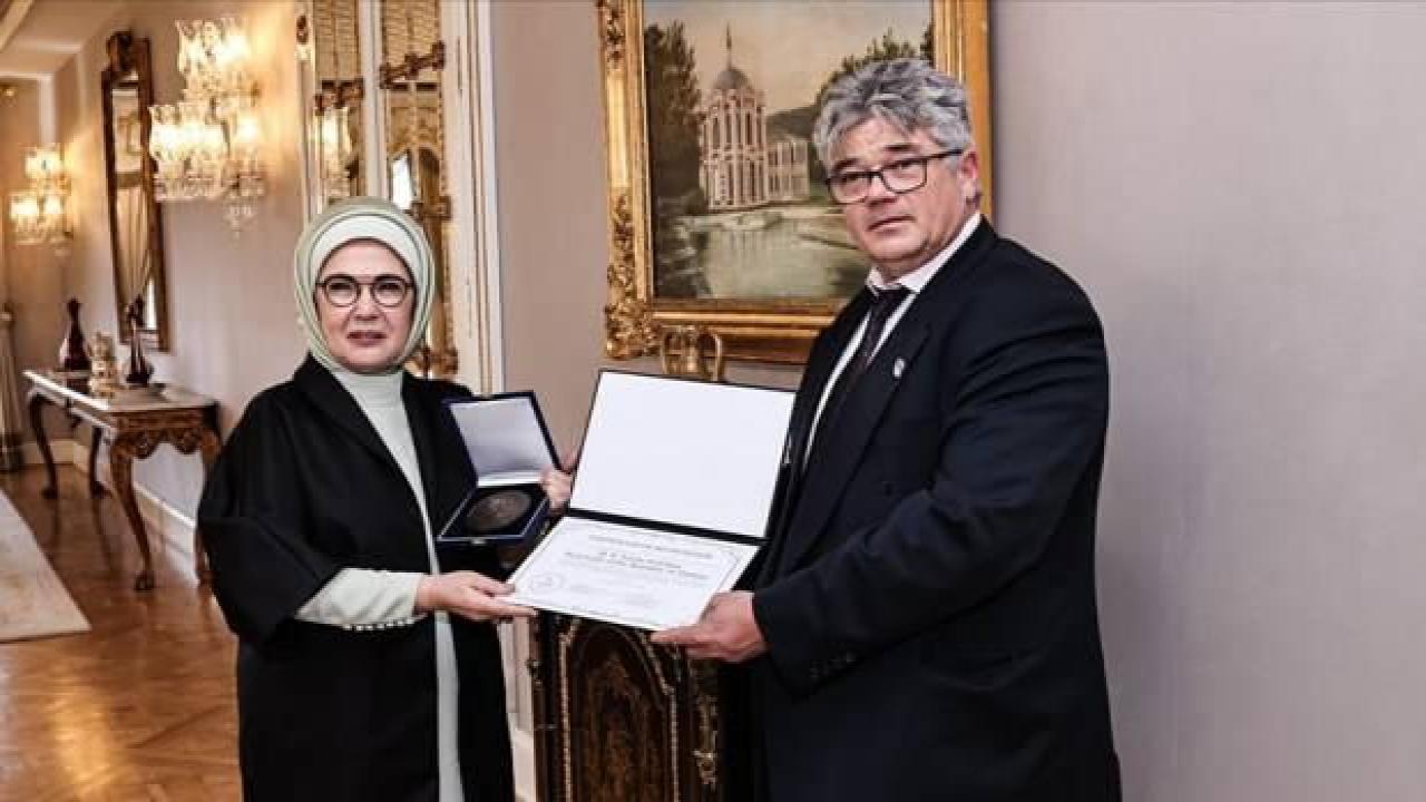 Emine Erdoğan'a Uluslararası Apiterapi Federasyonunca 