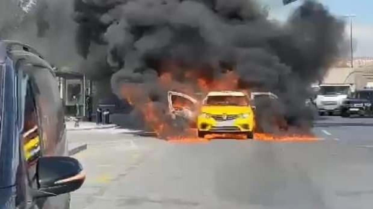 Eminönü'nde taksi alev alev yandı!