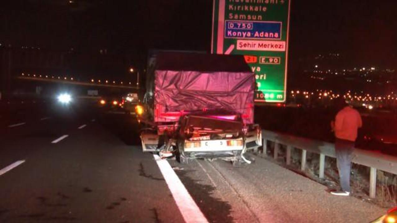 Emniyet şeridindeki TIR'a çarpan otomobilin sürücüsü öldü