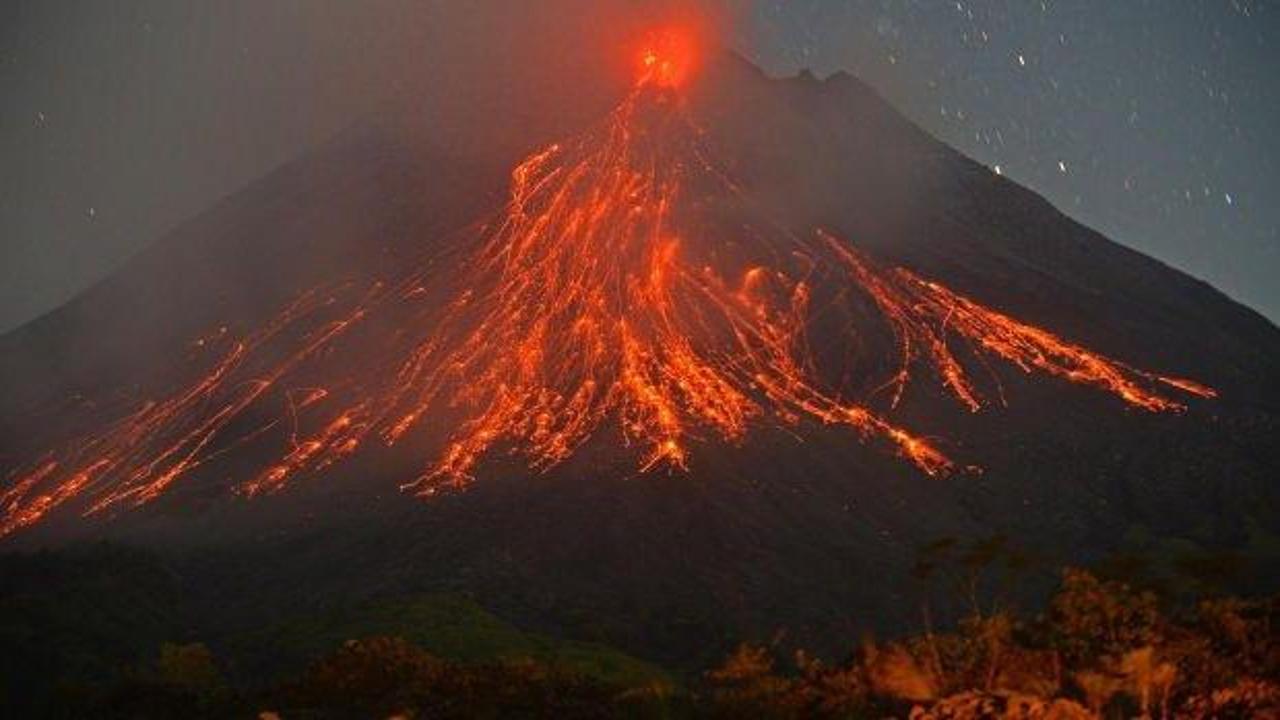 Endonezya alarma geçti! Merapi Yanardağı patladı