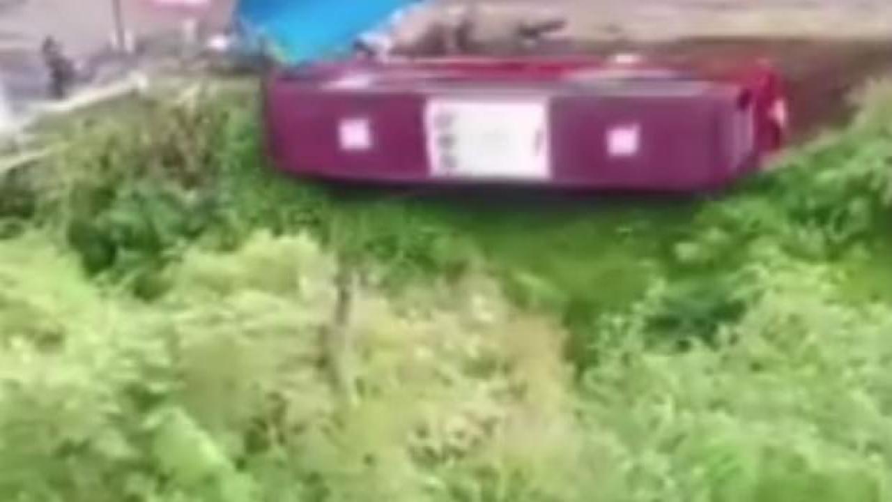 Endonezya'da freni boşalan otobüs dereye yuvarlandı