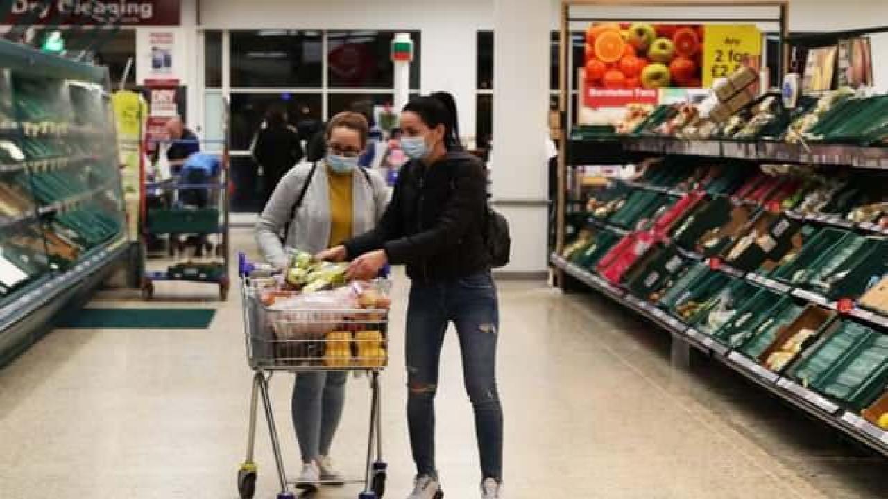 Enflasyon ile boğuşan İngiltere’de ihtiyaç sahiplerine alışveriş kuponu dağıtılıyor