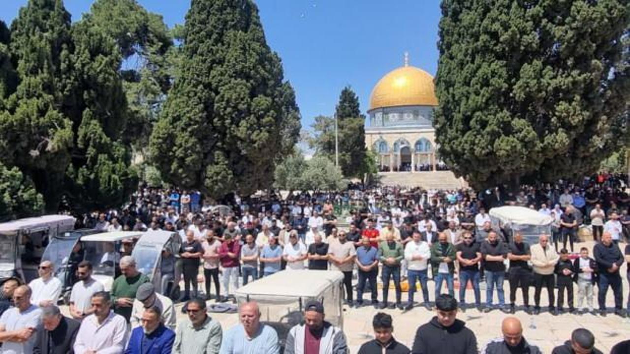 Engellemelere rağmen Mescid-i Aksa'da 30 bin Müslüman cuma namazı için saf tuttu