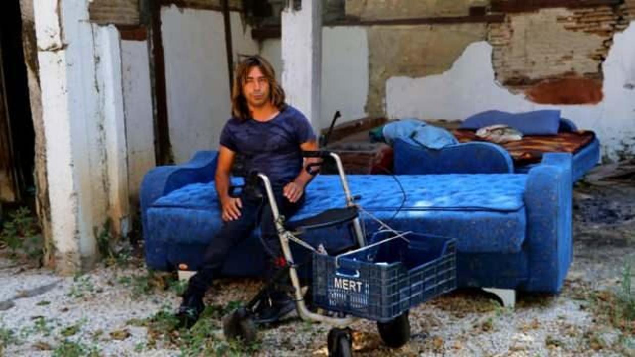 Engelli kiracısını eşyalarıyla sokağa attı