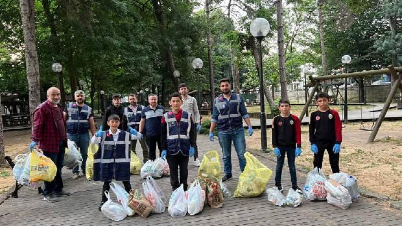 Ensar Vakfı kent parkını çöpten temizledi