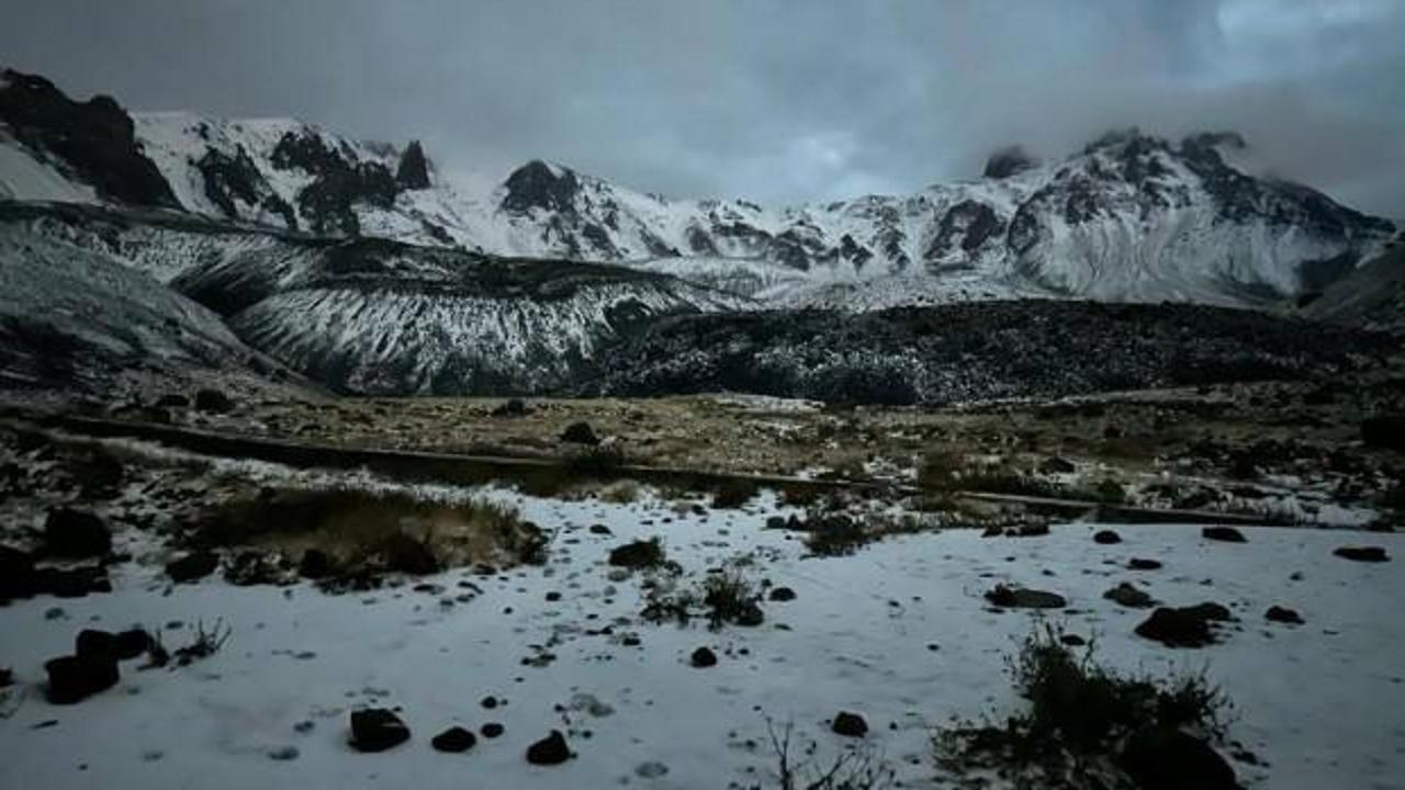 Erciyes Dağı'na mevsimin ilk karı düştü