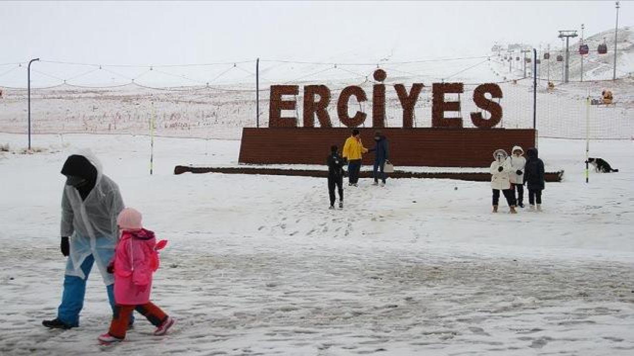 Erciyes'te kar yağışı etkili oluyor
